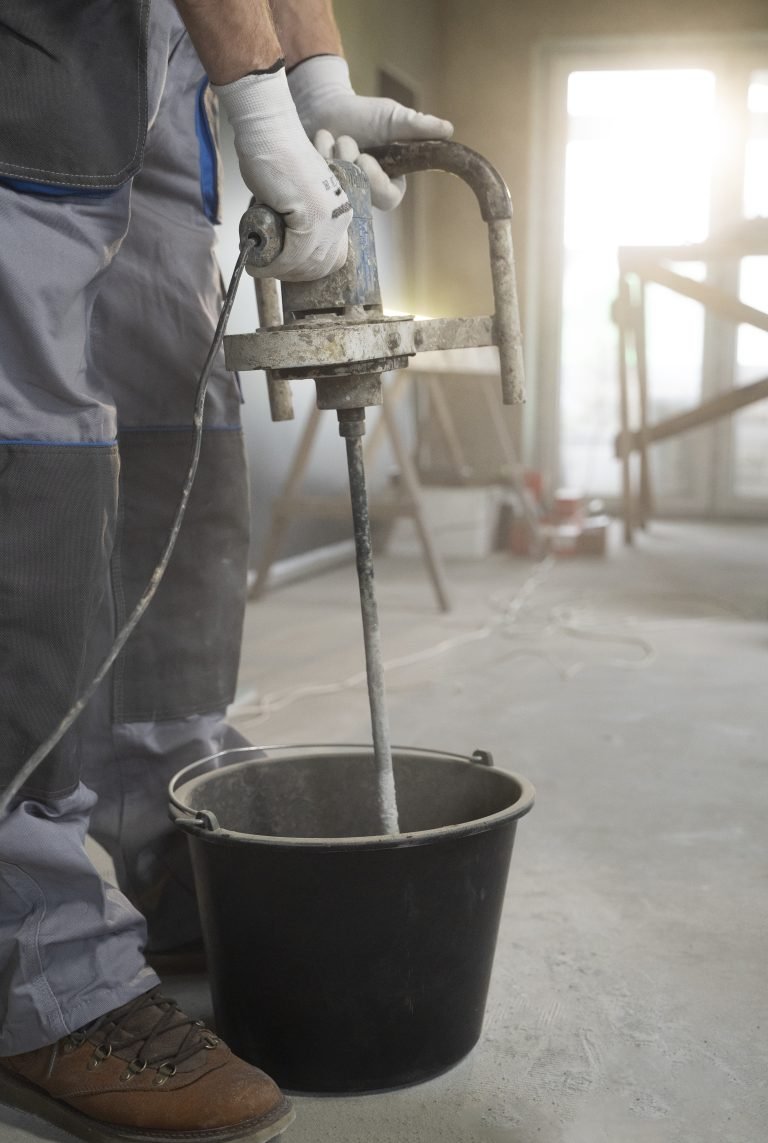 tiler-trabajando-renovacion-apartamento
